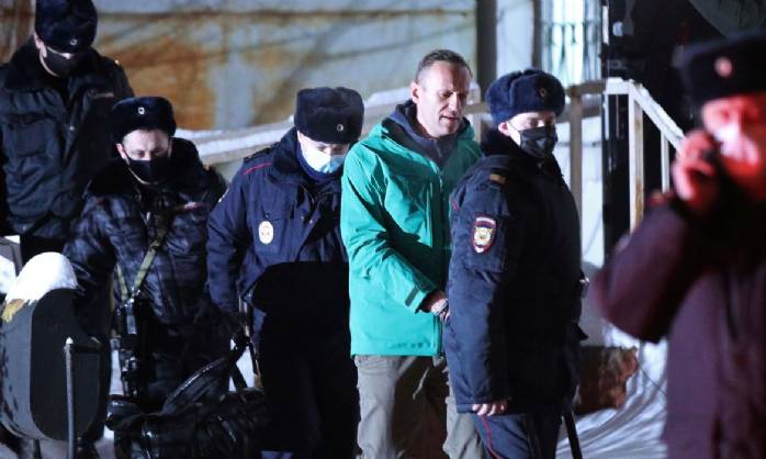 Alexei Navalny começa a ser ouvido em tribunal e enfrenta prisão