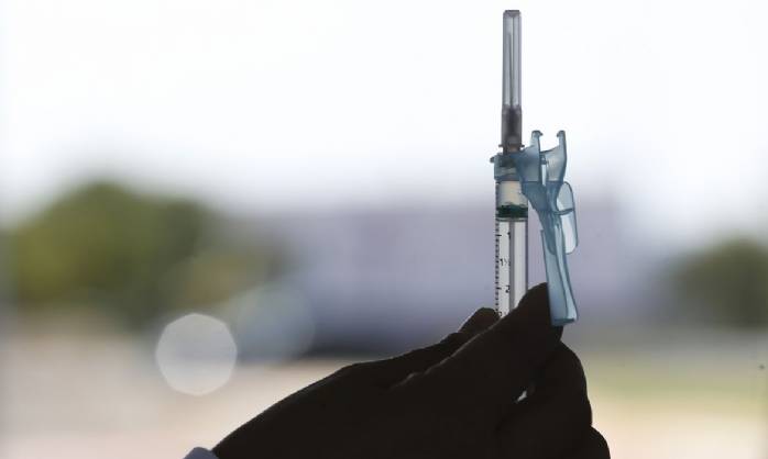 Ao Vivo: ministro fala sobre aplicação de dose extra de vacina