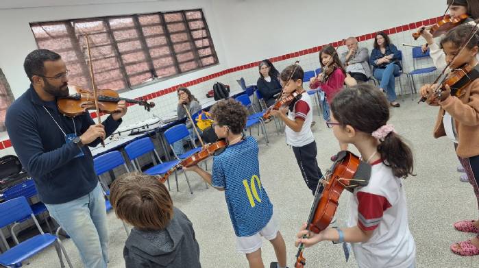 Aulas gratuitas de violino e libras em Santa Maria