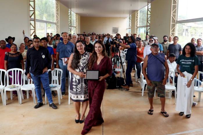 Paula Belmonte conduz audiência que discute futuro do Galpão do Produtor do Paranoá