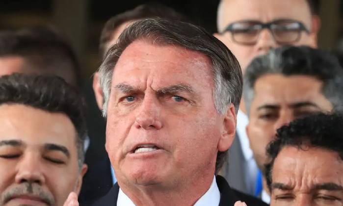 Bolsonaro passa por cirurgia no intestino neste domingo