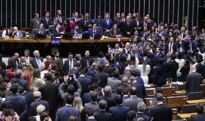 Câmara aprova urgência para projeto de anistia a golpistas>
