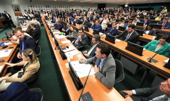 CCJ da Câmara retoma análise do fim da escala 6x1 nesta quarta