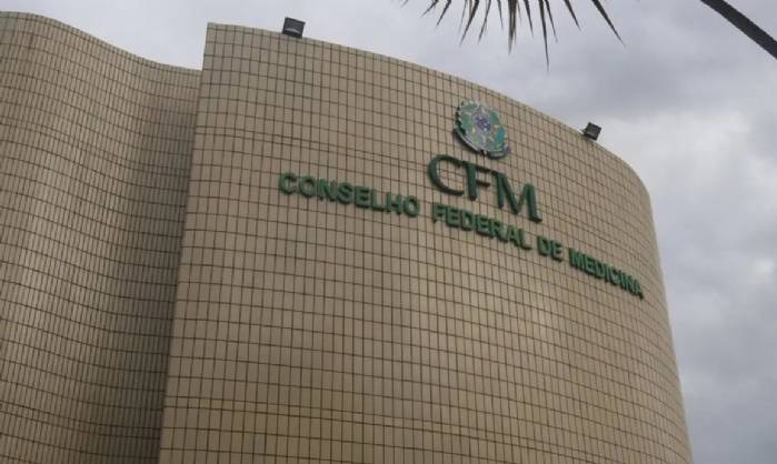 CFM veta terapia hormonal para menor de 18 anos e restringe cirurgias