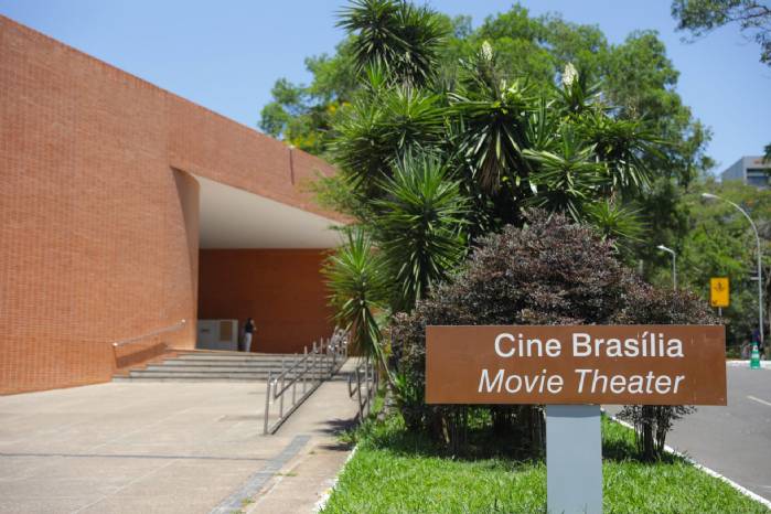 Cine Brasília é reaberto com sessão especial sobre JK