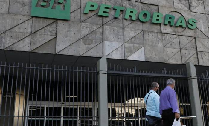Com alívio da guerra, Petrobras reduz preço do querosene de aviação