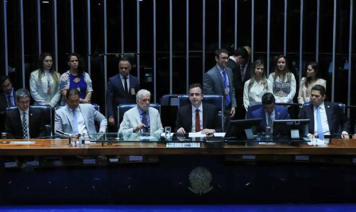 Congresso promulga emenda à Constituição para cortar gastos do governo