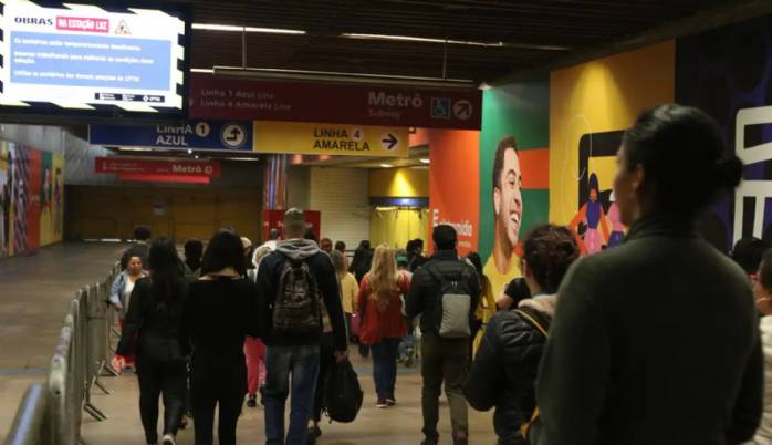 Falha em trem da CPTM lota estações em São Paulo nesta segunda