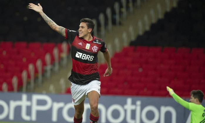 Flamengo vence Goiás e assume vice-liderança do Brasileiro
