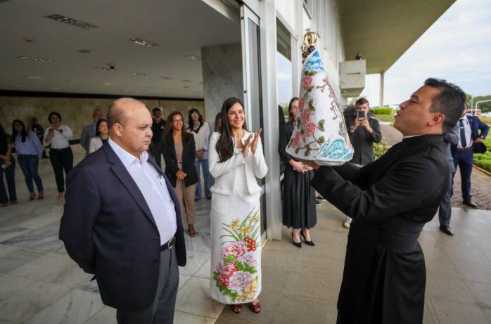 Governador Ibaneis Rocha recebe imagem peregrina de Nossa Senhora de Nazaré>