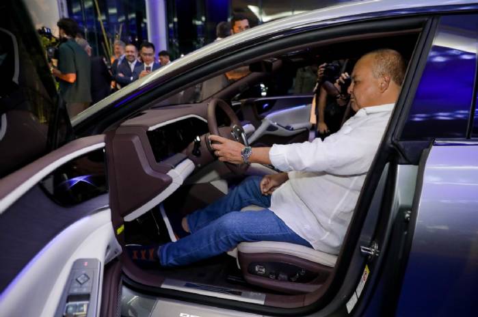 Governador Ibaneis Rocha reforça avanço dos carros elétricos em Brasília