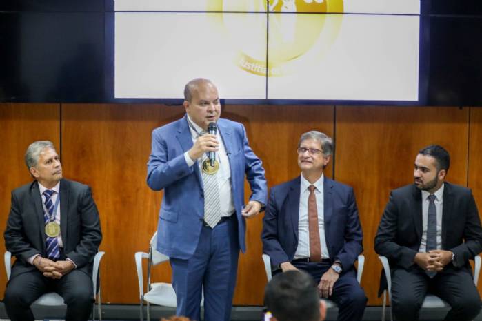 Governador Ibaneis Rocha toma posse na Academia Brasiliense de Direito>