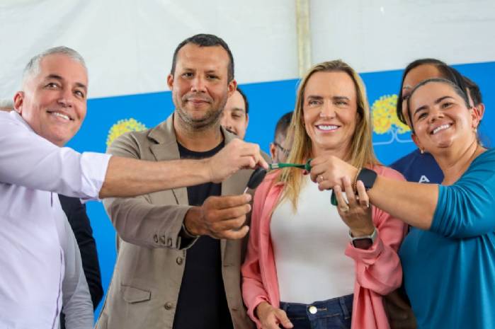 Governadora Celina Leão entrega 15 novos micro-ônibus para reforço de linhas no Paranoá e no Itapoã>