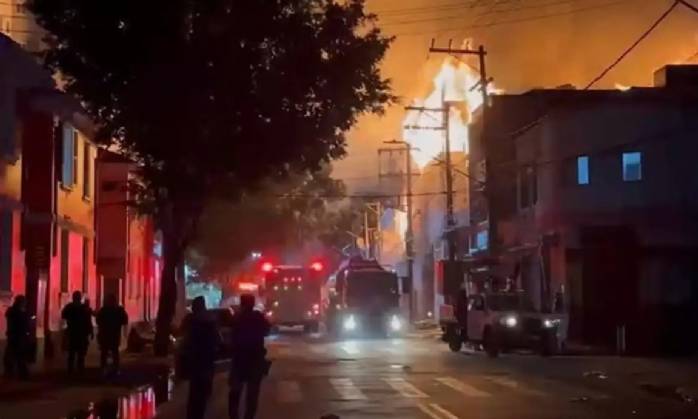 Incêndio de grandes proporções atinge fábrica no Brás, em São Paulo