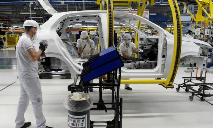 Indústria fecha 2025 com alta de 0,6%, pressionada pelos juros altos