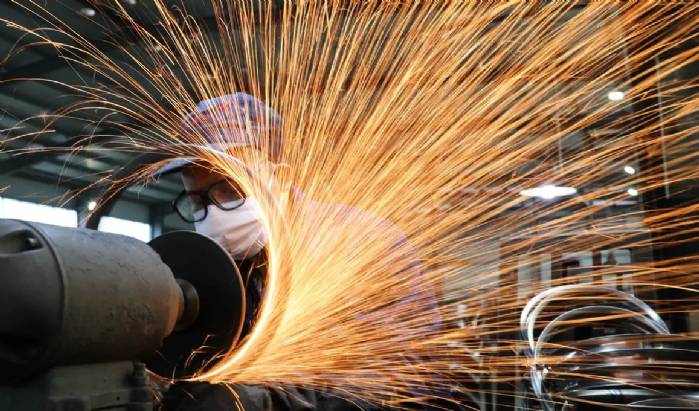 Indústria recua em nove locais pesquisados pelo IBGE
