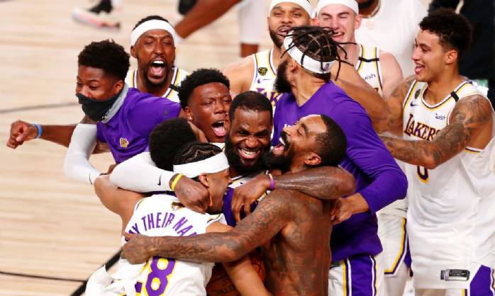 Los Angeles Lakers derrota Miami Heat e conquista título da NBA
