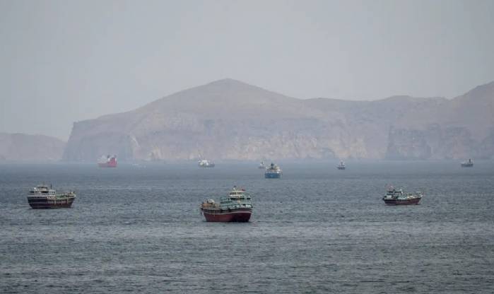 Mísseis atingem navio de guerra dos EUA que tentava entrar em Ormuz