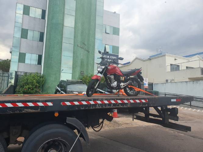 Motoqueiro foge de blitz e abandona moto com R$23 mil reais em débito