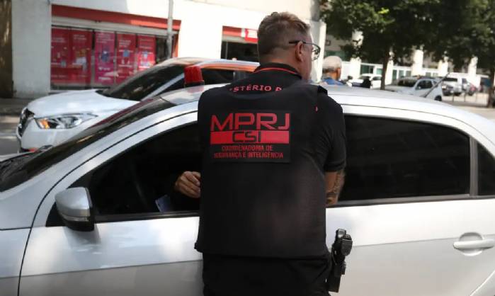 PMs do Rio são denunciados por desviar armas apreendidas em operações