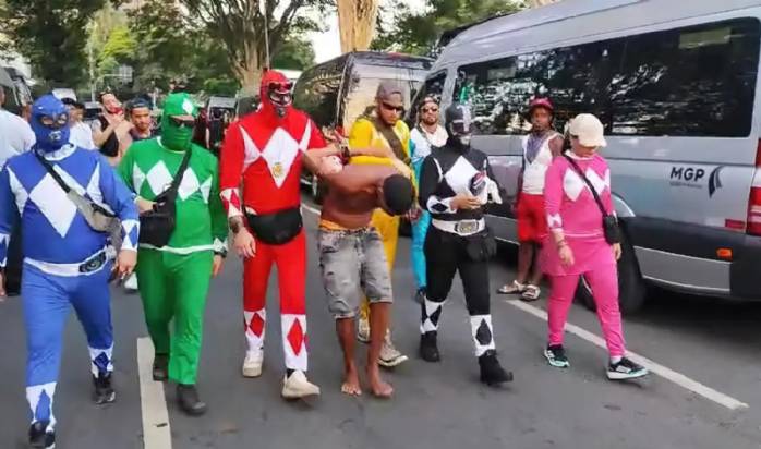 Policiais civis fantasiados prendem homem com celulares roubados em SP