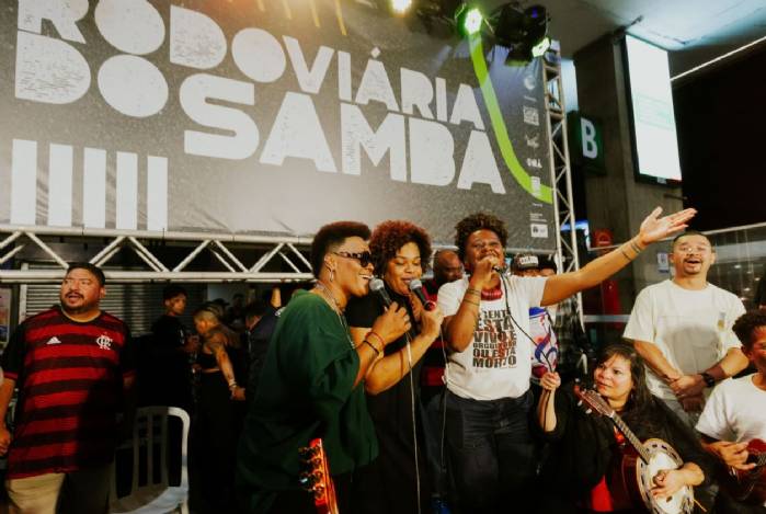 Projeto Rodoviária do Samba celebra mulheres sambistas em roda, em Ceilândia>