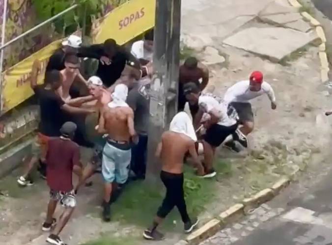Uma pessoa permanece internada, após briga de torcidas no Recife
