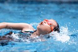 Cuidado com água no ouvido; casos de otite são comuns em crianças durante o verão