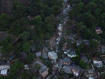 Vila Velha decreta estado de emergência por pedra que destruiu casas