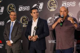 Governador Ibaneis Rocha é homenageado em prêmio da Confederação Brasileira de Automobilismo