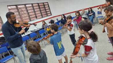 Aulas gratuitas de violino e libras em Santa Maria