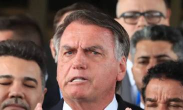 Bolsonaro passa por cirurgia no intestino neste domingo