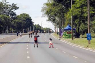 Brasilienses aproveitam o Eixão do Lazer ampliado no feriado de Carnaval