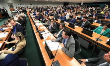 CCJ da Câmara retoma análise do fim da escala 6x1 nesta quarta