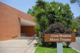 Cine Brasília é reaberto com sessão especial sobre JK