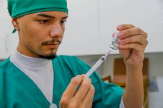 De bebês a idosos, calendário de vacinação de rotina é maior aliado na prevenção de doenças