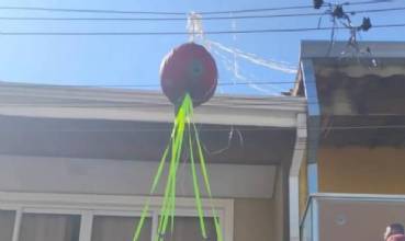 Defesa Civil paulista remove balão que caiu em casa em Carapicuíba