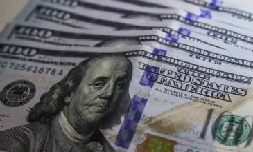 Dólar aproxima-se de R$ 5,60 com remessas de empresas ao exterior