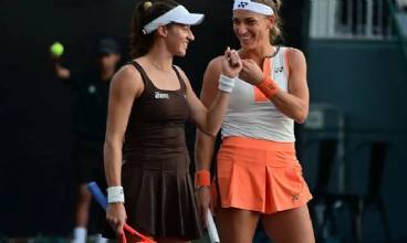 Dupla de Stefani vira sobre atual campeã e vai à semi do WTA Finals