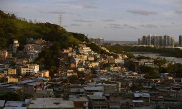 Exploração ilegal de imóveis leva polícia do Rio a combater milícia