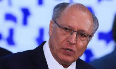 Falha em avião adia retorno de Alckmin ao Brasil