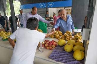 Governador almoça com comerciantes nos novos quiosques do Palácio do Buriti