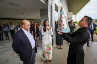 Governador Ibaneis Rocha recebe imagem peregrina de Nossa Senhora de Nazaré