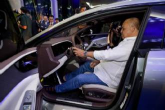 Governador Ibaneis Rocha reforça avanço dos carros elétricos em Brasília