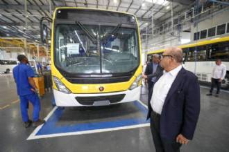 Governador visita fábrica e conhece novos ônibus que vão integrar frota do DF