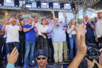 Ibaneis Rocha assina renúncia ao cargo de governador durante agenda em Ceilândia