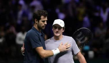 João Fonseca batalha em quadra, mas dá adeus ao Masters 1000 de Paris