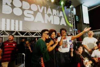Projeto Rodoviária do Samba celebra mulheres sambistas em roda, em Ceilândia