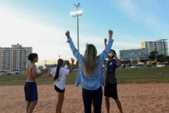 Quadra de areia em Samambaia é iluminada