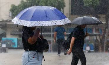 Semana começa com alerta laranja de chuvas intensas em 17 estados